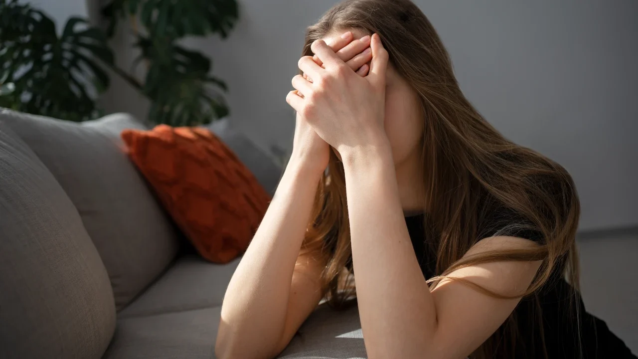 Mujer mostrando señales de trauma, representando el impacto emocional que puede sanar a través de la psicoterapia de trauma.